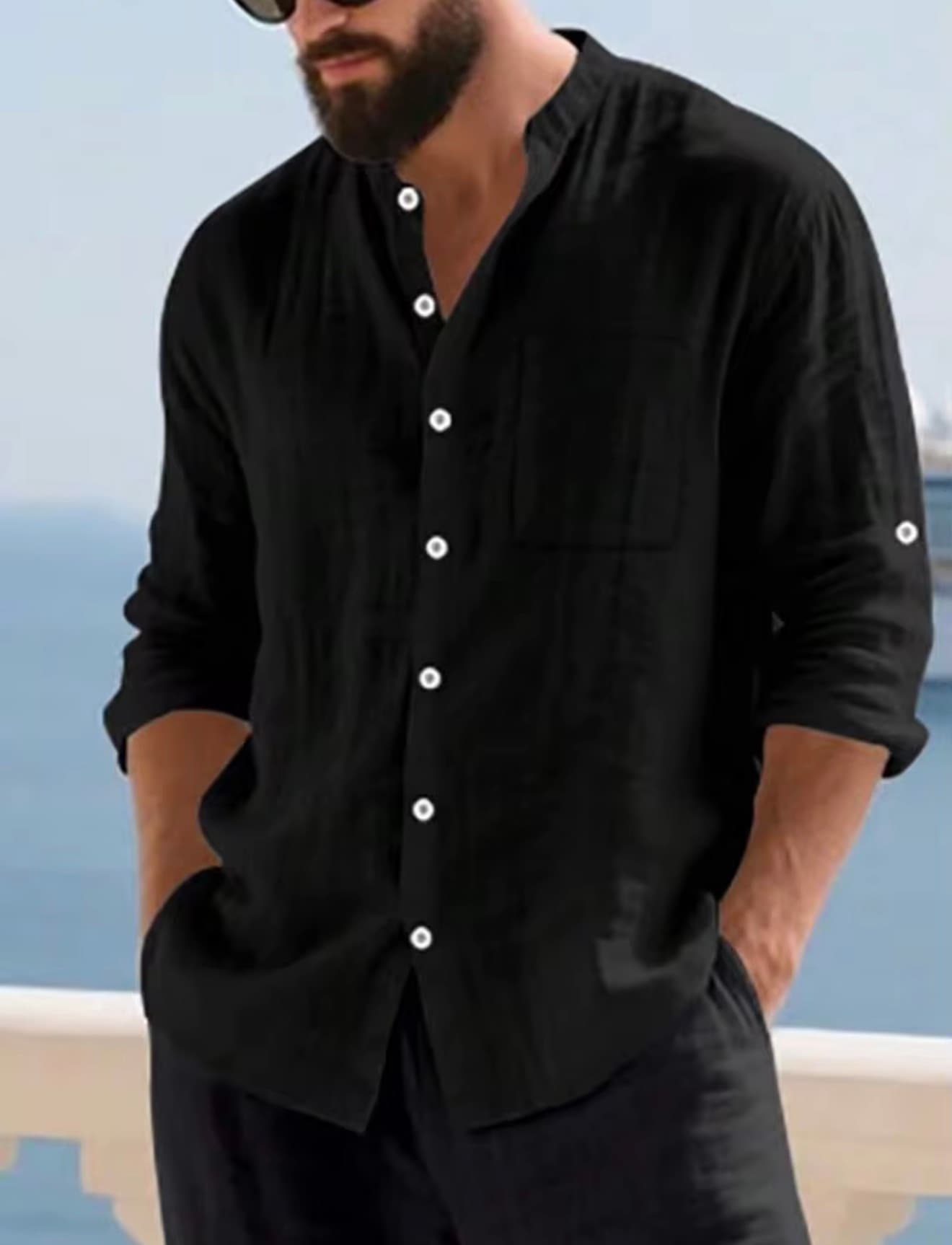Modelo vestindo a camisa de linho manga longa preta